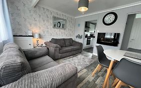 170, Two Bed Chalet On Sunbeach Holiday Park - Sleeps 5, Pet Friendly, Bed Linen And Towels Included Plus Wi-Fi Included - Only 300M From The Beach!